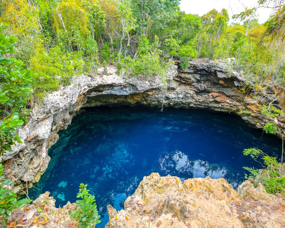 Une plage déserte de sable blanc au pied des falaises sur l'île d'Eleuthera