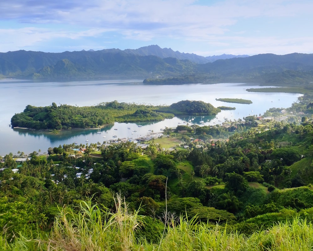 La ville de Savusavu faisant face à l'île de Nawi, dans la baie de Savusavu, sur l'île de Vanua Levu aux Fidji La ville de Savusavu faisant face à l'île de Nawi, dans la baie de Savusavu, sur l'île de Vanua Levu aux Fidji