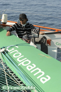 Marama Vahirua à la barre du trimaran Groupama 2