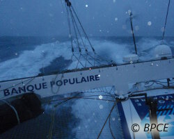 Loïck Peyron et les équipiers du trimaran géant Banque Populaire V, aux prises avec la tempête.