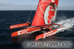 Francis Joyon à bord de son maxi trimaran IDEC est détenteur de trois prestigieux records en solitaire.