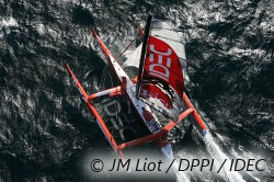 Francis Joyon à bord de son maxi trimaran IDEC a le chrono de l'Atlantique Nord dans sa ligne de mire !