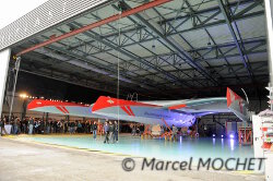 Le maxi multicoque « Prince de Bretagne » sous les hangars du chantier naval