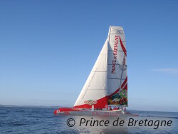 Le nouveau maxi trimaran de 80 pieds « Prince de Bretagne » arbore des lignes racées et des couleurs rouge et gris argent