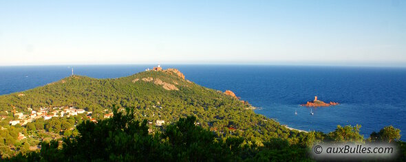 Vue panoramique sur l'ile d'Or et le sémaphore du cap Dramont depuis les hauteurs du village de vacances de Cap Esterel Vue panoramique sur l'ile d'Or et le sémaphore du cap Dramont depuis les hauteurs du village de vacances de Cap Esterel