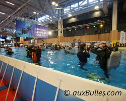 La piscine du salon de la plongée sous-marine accueille les baptêmes de plongée et les activités aquatiques pendant toute la durée du salon.