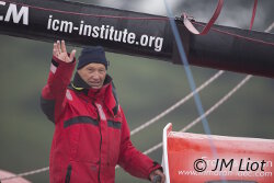 Francis Joyon de retour à Brest après avoir franchi la ligne d'arrivée et battu le record de la traversée de l'Atlantique Nord.