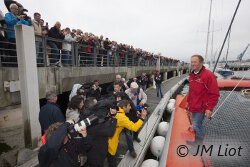 Francis Joyon de retour à Brest face à la foule venue l'acclamer.