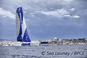 Le maxi trimaran Banque Populaire VII s'élance depuis Marseille en direction de Carthage