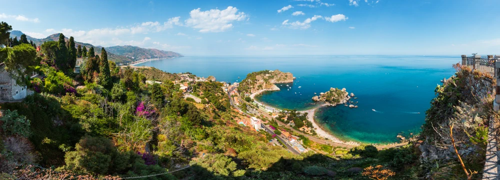 Vue panoramique sur Taormine, la côte sicilienne et l'île d'Isola Bella depuis les hauteurs Vue panoramique sur Taormine, la côte sicilienne et l'île d'Isola Bella depuis les hauteurs