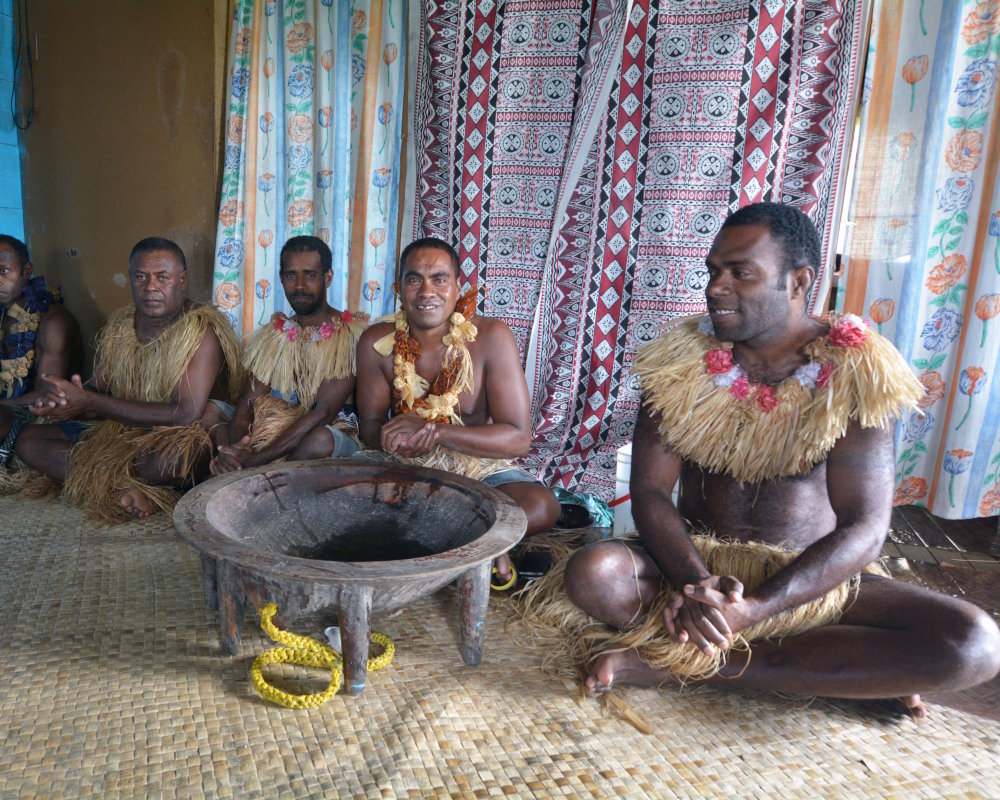Cérémonie traditionnelle du kava aux Fidji, avec le yaqona servi dans un tanoa, le grand récipient utilisé pour préparer et servir cette boisson Cérémonie traditionnelle du kava aux Fidji, avec le yaqona servi dans un tanoa, le grand récipient utilisé pour préparer et servir cette boisson