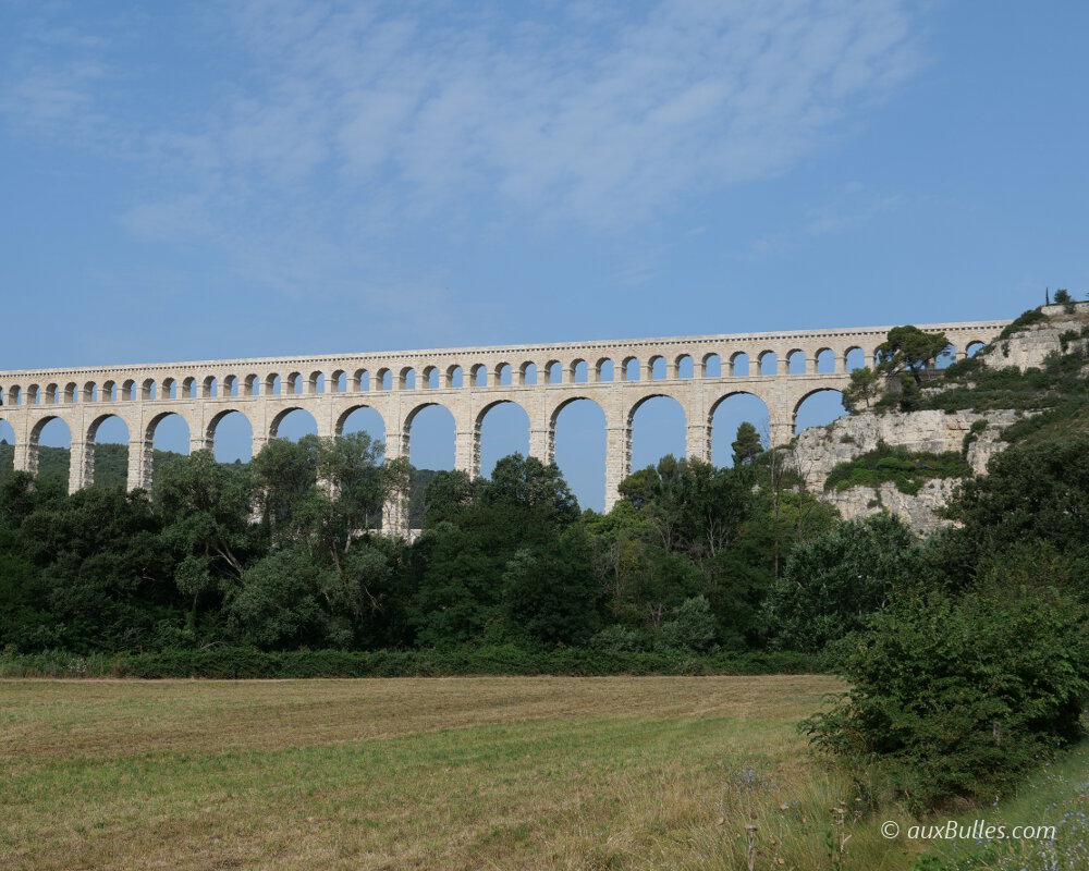 Édifié au 19e siècle, l'aqueduc de Roquefavour à coté d'Aix-en-Provence se compose de 65 arches et 15 arcades