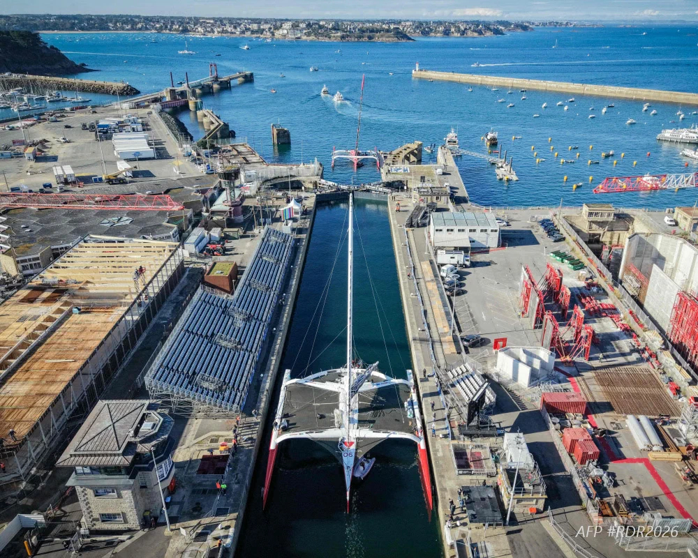 Les trimarans Ultim franchissent les écluses du bassin Vauban à Saint-Malo avant le départ