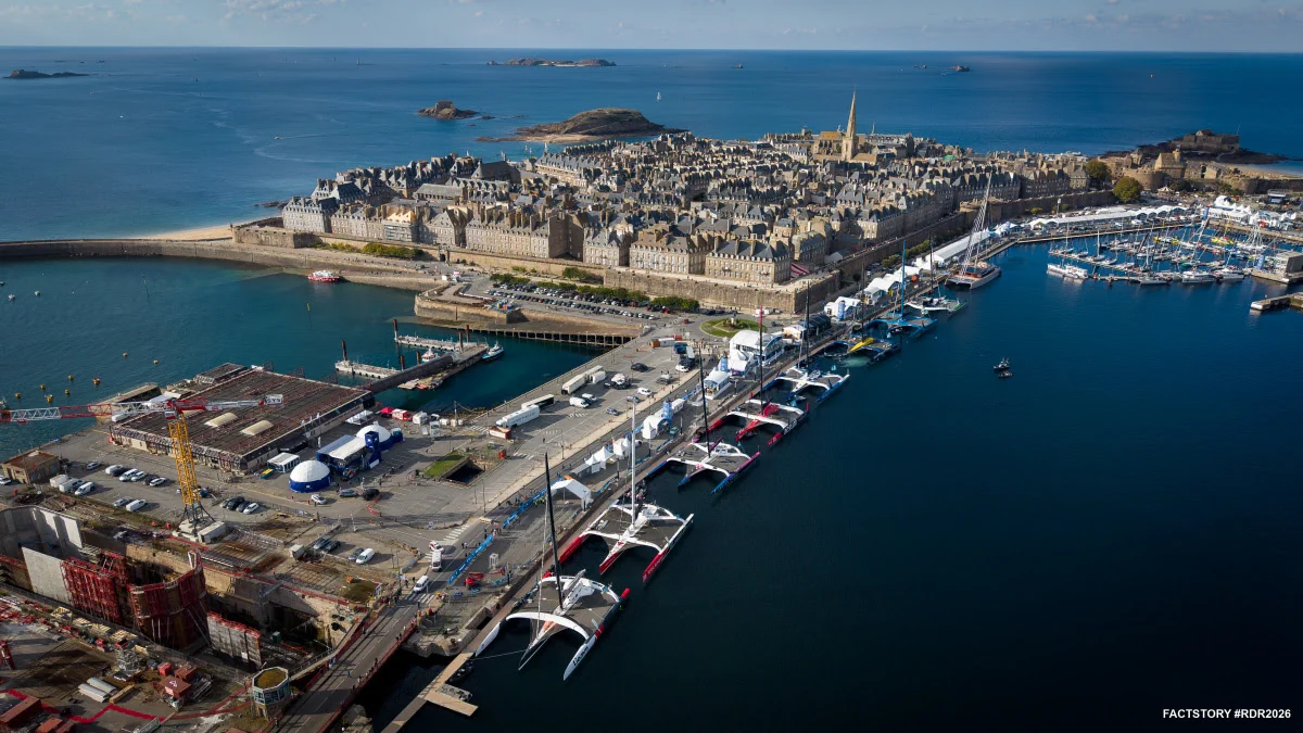 Vue aérienne des trimarans Ultim amarrés le long des quais à Saint-Malo, avant le départ de la Route du Rhum – Destination Guadeloupe 2026
