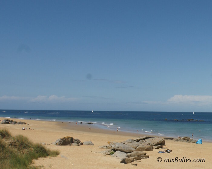 Le long de la cote 'vendéenne' de l'ile d'Yeu s'étire une immense plage de sable baignée par des eaux calmes