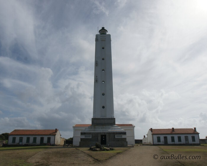 Le Grand Phare au Nord de l'ile d'Yeu indique sa présence jusqu'à 30 milles nautiques