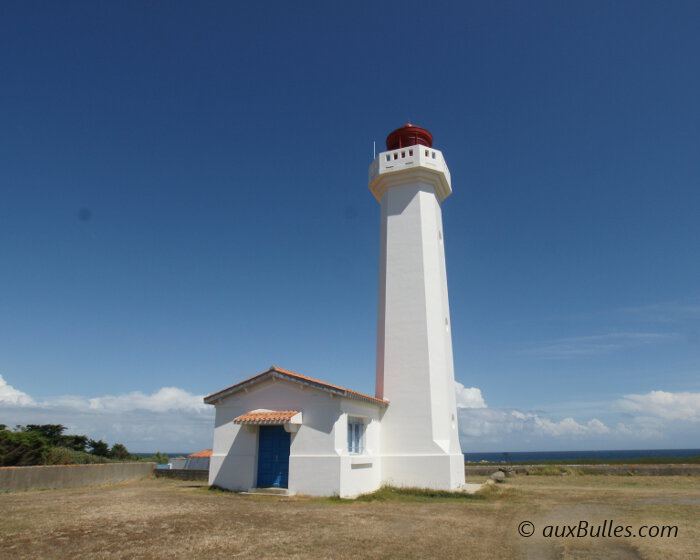 Le phare des corbeaux est situé à la pointe du même nom au Sud de l'ile d'Yeu