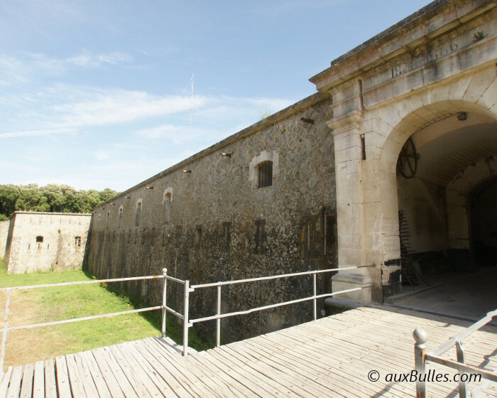 La citadelle est située dans les hauteurs de Port Joinville sur l'ile d'Yeu