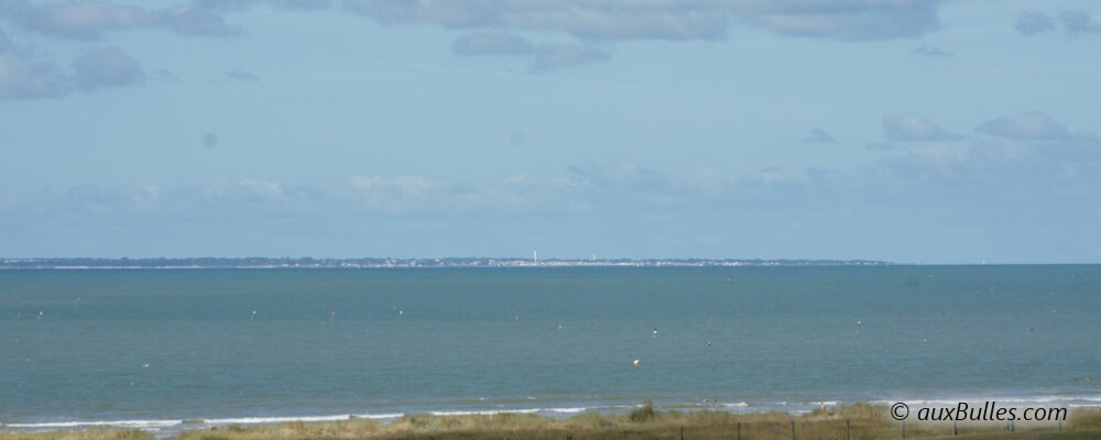 Vue panoramique de l'ile d'Yeu depuis la station balnéaire de Saint-Jean-de-Monts sur le continent Vue panoramique de l'ile d'Yeu depuis la station balnéaire de Saint-Jean-de-Monts sur le continent