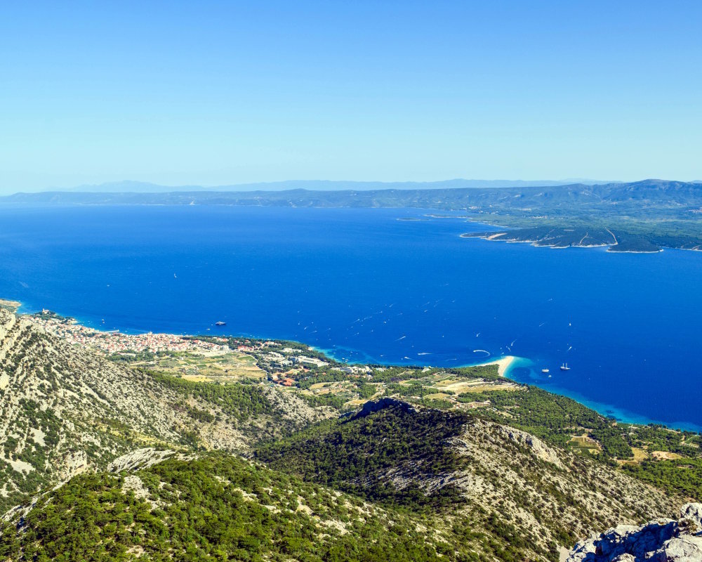 Vue panoramique depuis Vidova Gora sur Bol et la célèbre plage de Zlatni Rat, sur l'île de Brač Vue panoramique depuis Vidova Gora sur Bol et la célèbre plage de Zlatni Rat, sur l'île de Brač