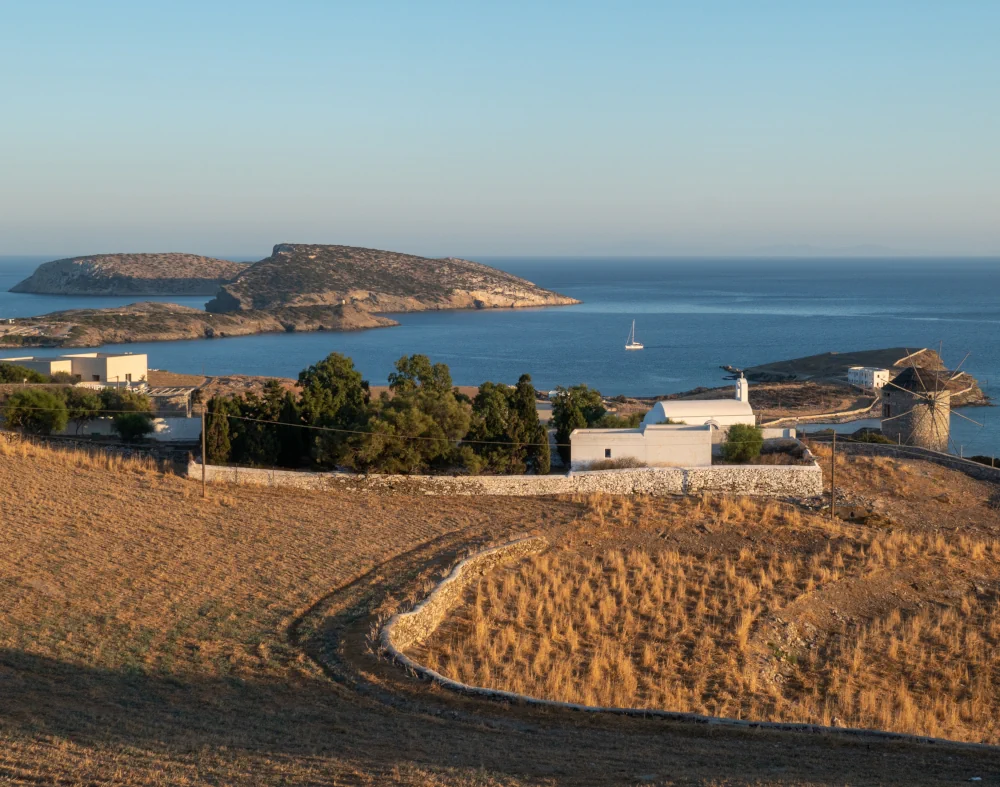 Vue panoramique sur l'île de Schinoussa dans les Petites Cyclades, en mer Égée Vue panoramique sur l'île de Schinoussa dans les Petites Cyclades, en mer Égée