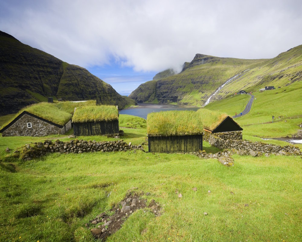Le petit village de Saksun, avec ses fermes aux toits de gazon et son lagon naturel, aux îles Féroé
