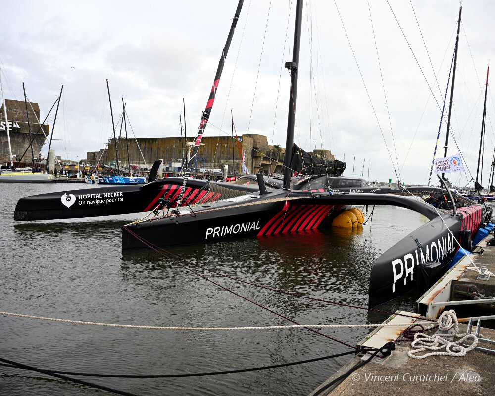 Le trimaran Primonial de la classe Ocean Fifty à l'abri à quai au port de Lorient