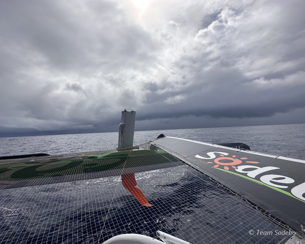 Le maxi trimaran Sodebo sur la route des Alizés en direction de l'île de l'Ascension Le maxi trimaran Sodebo sur la route des Alizés en direction de l'île de l'Ascension