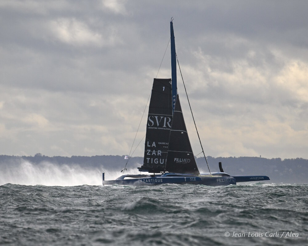 Les skippers François Gabart et Tom Laperche sur SVR Lazartigue au départ de la Transat Jacques Vabre 2023