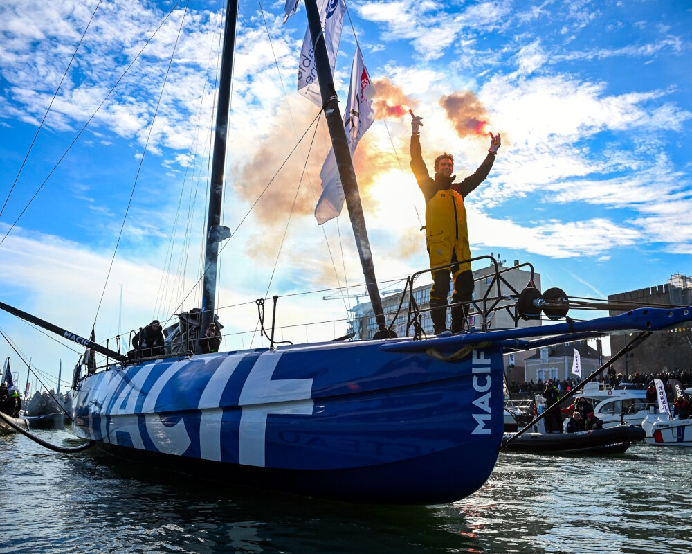 Charlie Dalin, dans le chenal avec des fusées éclairantes, vainqueur du Vendée Globe 2024 Charlie Dalin, dans le chenal avec des fusées éclairantes, vainqueur du Vendée Globe 2024