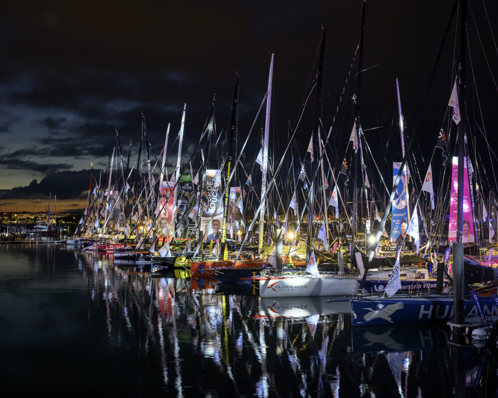 Une vue générale des bateaux Imoca amarrés aux pontons avant le départ du Vendée Globe 2024 Une vue générale des bateaux Imoca amarrés aux pontons avant le départ du Vendée Globe 2024