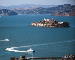 L'île d'Alcatraz (L'île d'Alcatraz est située dans la baie de San Francisco) L'île d'Alcatraz (L'île d'Alcatraz est située dans la baie de San Francisco)