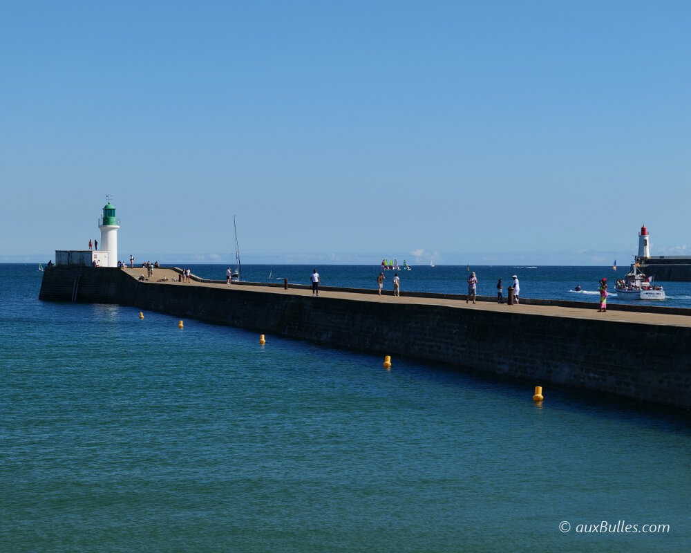 Les 2 phares matérialisent l'entrée du chenal vers le port des Sables d'Olonne